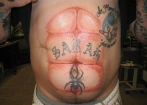 Tatuaggio addominali finti